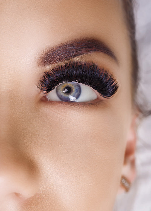 Conny Lashes: Frau mit schönen Wimpern Banner